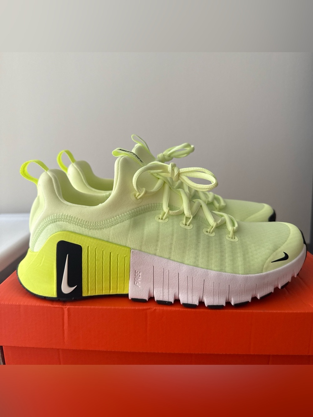 Nike Barely Volt Metcon 6 Sneakers NIB M 8.5 / W 10